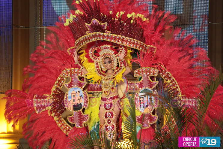 Candidatas a Reina del Carnaval desfilan en traje de fantas&iacute;a
